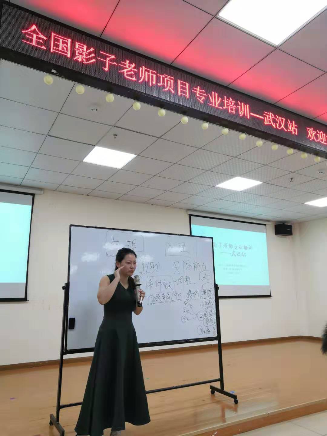 游语戴玉蓉.jpg